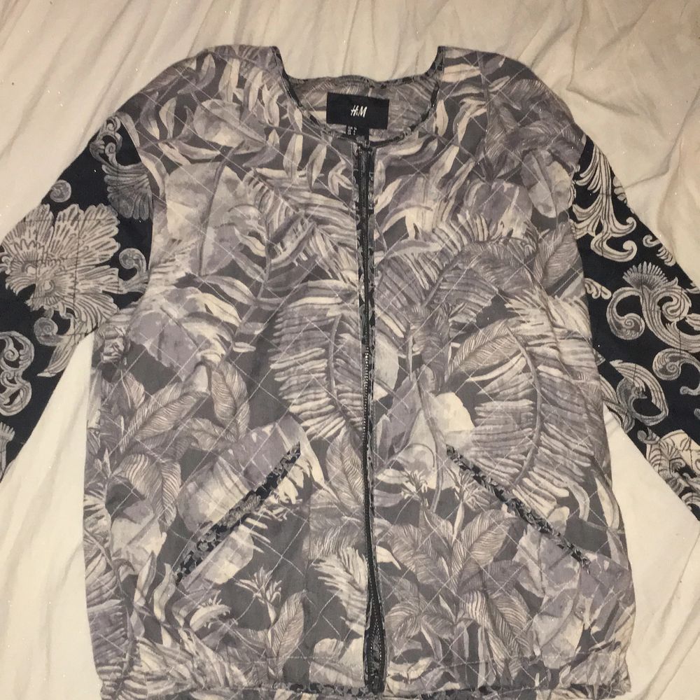 XS Grå-Grön Jacka med blommönster från H&M. Sitter lite tajt på mig så jag skulle rekommendera denna om du är XS! Kan hämtas i Timrå eller betala frakt! :). Jackor.
