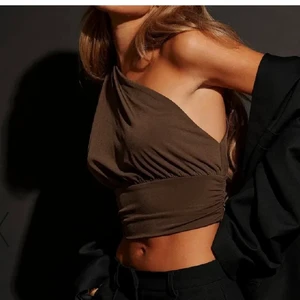 Hanna schönberg x NAKD - Jättefin brun rynkad topp från Hanna schönberg som är slutsåld. Jättefin men kommer inte till användning just nu⭐️ frakt tillkommer 📦 