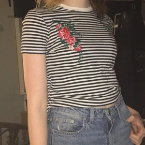 Small Graphic Tee - En randig svart vit tee med rosor över bysten, märket är Pieces, storlek small. Skriv om du är intresserad, kan hämtas upp i Timrå eller betala frakt :) 