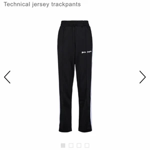 Palm angels byxor - Säljer mina Palm angels byxor (självklart äkta) ⭐️superbra skick och knappt använda💕 mellanhög midja och raka i benen💕💕 skriv vid frågor och intresse 