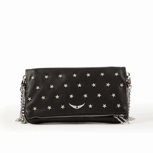 Zadig Voltaire väska - Superfin väska från Zadig Voltaire i modellen Rock. Inga fel på den förutom på kedjan som är lite rostig men inget man ser, skriv för egna bilder 💕💕 direkpris 2000