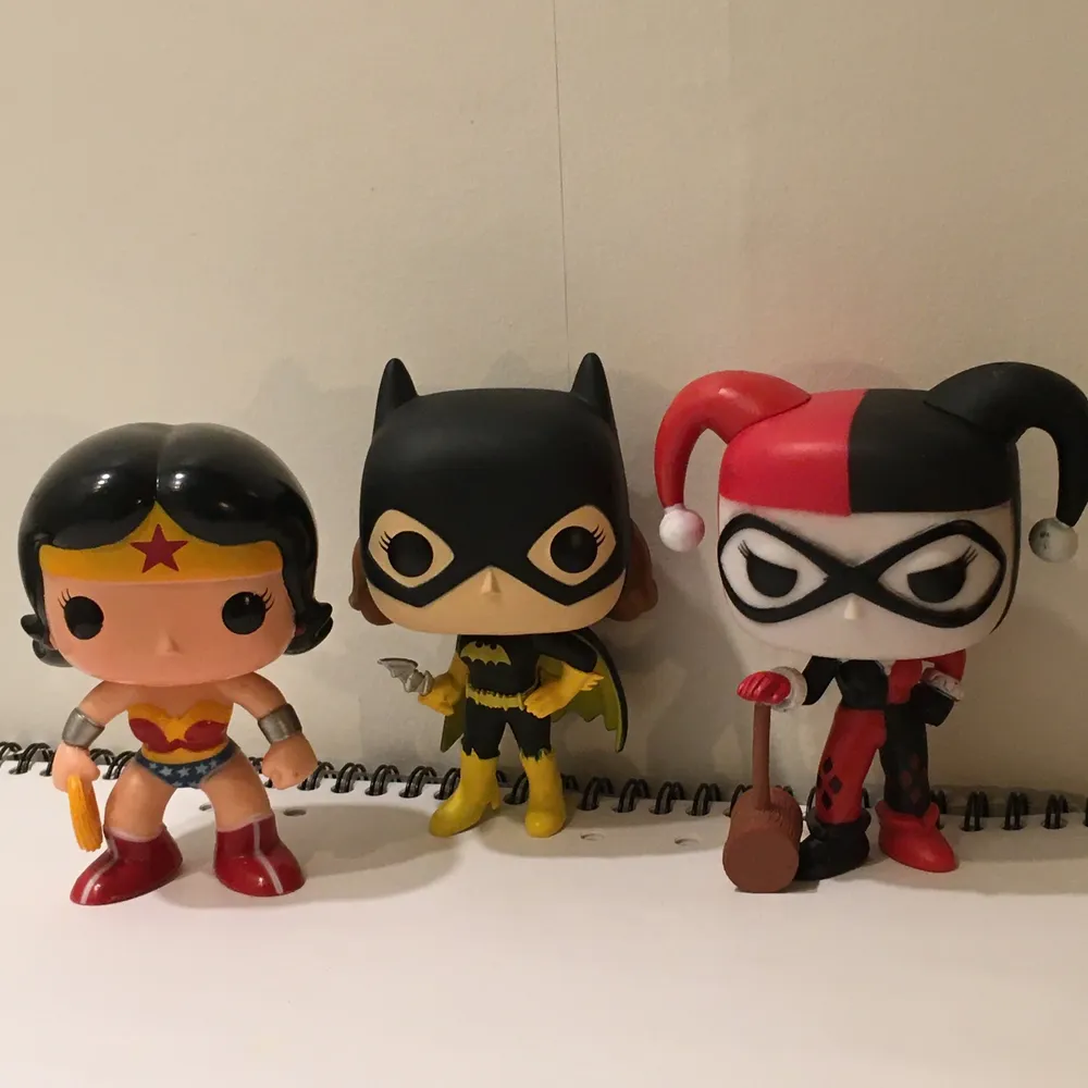 Tre Funkopop figuriner av Harley Quinn, Wonder Woman och Batgirl. Alla kostar 200kr tillsammans, två kostar 140 kr, en kostar 80kr, förutom Batgirl som kostar 100kr, då det är en limited edition. Se andra annonser för mer detaljer om vardera. Kan mötas upp i Västerås eller Eskilstuna, annars står köparen för frakten.. Övrigt.