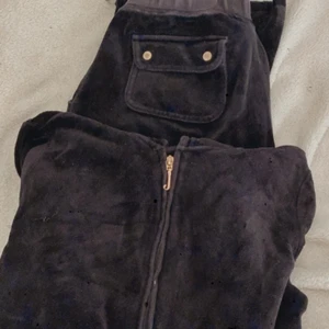 Juicy couture dress - Säljer min juicy couture dress ( gammal modell). Byxorna är i storlek xs och koftan är i storlek s. Den är välanvänd därav priset 