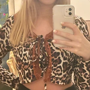 Knyt topp med leopard tyck  - En jätte söt topp som man knyter i mitten. Den har spets och långa armar 💋