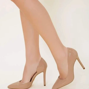 Klackar  - Helt nya aldrig använda de var för fina fast blev för stora för mamma (beställde fel storlek) De är i storlek 39 fast jag har 38 o de satt också bra. Priset kan diskuteras ❣️