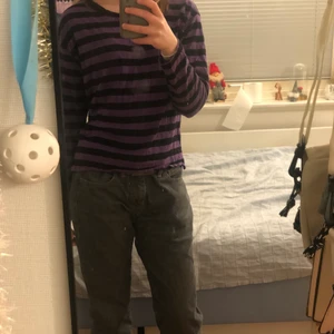 Tröja från Monki, str xs - Jag säljer denna snygga tröjan från monki eftersom att jag aldrig använder den. Den är i str xs och har bara använts några fåtal gånger💫💞