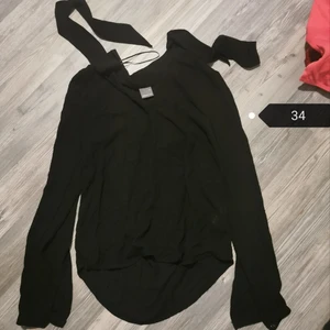 Strl 34 - Möts upp eller skickas mot portokostnad samfraktar givetvis 🥰