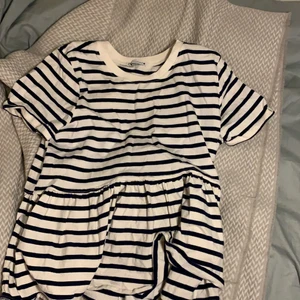 Zara t-shirt i stl S💓 - Säljer denna jättepopulära zara tröjan i stl S💕 köpt i somras men ändast använd 1 gång ⚡️🙌 jättefint skick och passar till nästan allt 💓 kontakta mig privat för mer detaljer 