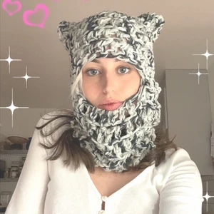 Balaklava Balclava med små öron  -  ✨ Alla betalningar via swish ✨ alla priser inkluderar frakt inom sverige  allt är handgjort av mig personligen,   🦋kontakt mig här om något går sönder så lagar/fixar jag det gratis 🦋 skickas samma dag som betalning kommer 🥰  material: grått bomullsgarn passform: s/m/l (dm om du vill ha XL)  