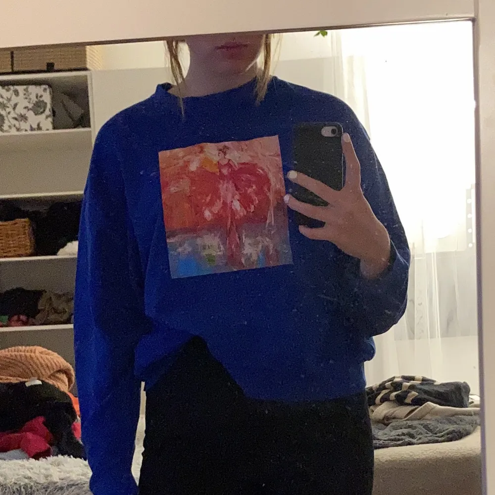 Blå sweatshirt med eget tryck på, sweatshirten är köpt från Weekday i strl M.   Vid frågor är det bara att skriva, går att få tydligare bilder (smutsig spegel)!🥰  Nytvättad!. Tröjor & Koftor.