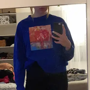 Blå sweatshirt med eget tryck på, sweatshirten är köpt från Weekday i strl M.   Vid frågor är det bara att skriva, går att få tydligare bilder (smutsig spegel)!🥰  Nytvättad!