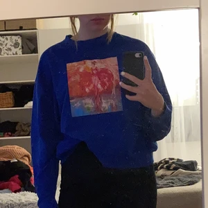 Blå sweatshirt med eget tryck - Blå sweatshirt med eget tryck på, sweatshirten är köpt från Weekday i strl M.   Vid frågor är det bara att skriva, går att få tydligare bilder (smutsig spegel)!🥰  Nytvättad!