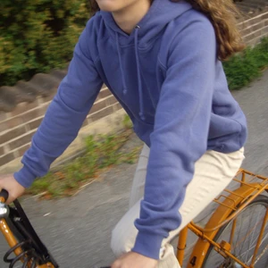 Blå hoodie - Säljer denna fina blåa hoodie från Bikbok i stl S! Den är lite nopprig annars är den i perfekt skick💕