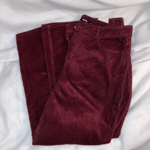 Byxor (bikbok) - Oanvända byxor från Bikbok. Tyvärr passade de inte och kvittot hittades aldrig och därför har de bara legat omkring hos mig. 