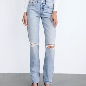 Zara mid rise jeans - Midwaist jeans från zara med hål i färgen blå/grå. Säljer för att dem va för tighta i min smak så därför är det helt nya med prislapp kvar. Str 38 men dem är väldigt små, skulle mer säga 34/36 om man vill ha dem lite mer åt de baggy hållet. 160+frakt