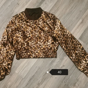 Strl 40 - Möts upp eller skickas mot portokostnad samfraktar givetvis 🥰