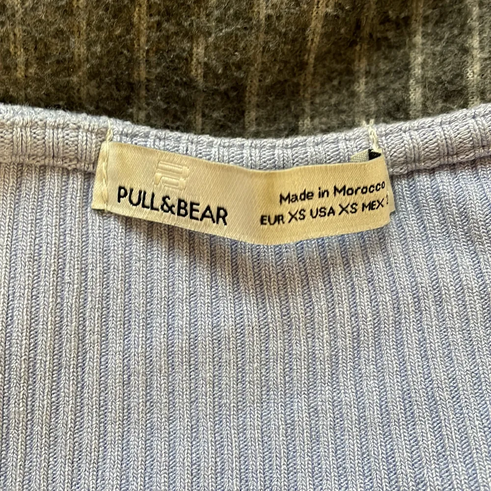 En helt vanlig tröja från pull and beer den är väldigt Stretchig och är i storlek xs💙❤️‍🔥 frakten kostar 36 kronor men jag kan också mötas💙. T-shirts.