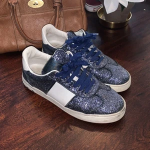 Valentino skor  - Säljer dessa underbara skorna.  De är sparsamt använda och de har väldigt svårt att slitas eftersom att de är väldigt tjock skinn på dom. De är storlek 37 jag har 36 och de passar mig men är lite stora, så tror att de passar 36 och 37. Skriv till mig om du är intresserad, äkta såklart 