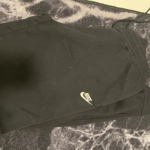 Nike mjukisbyxor - Helt nya, oanvända. Nike mjukisbyxor storlek M. Svarta.