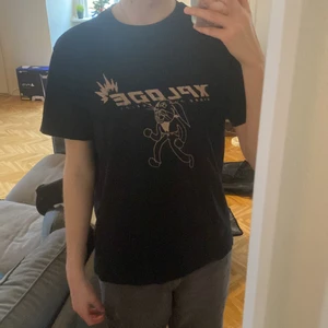 Weekday T-Shirt - Storlek L condition 7/10, det vita har slitits lite