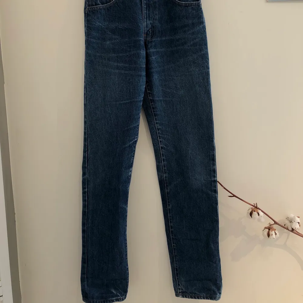 Vintage mörkblåa Levis jeans som har strl W28 och L34. Köparen står för frakt. . Jeans & Byxor.