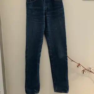 Vintage mörkblåa Levis jeans som har strl W28 och L34. Köparen står för frakt. 