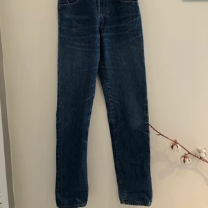 Vintages Levis jeans  - Vintage mörkblåa Levis jeans som har strl W28 och L34. Köparen står för frakt. 