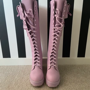 Oanvänd Boots - Storl 38, färg Rosa, nypris 1600, kan fraktas, köparen står för frakt, oanvända! 