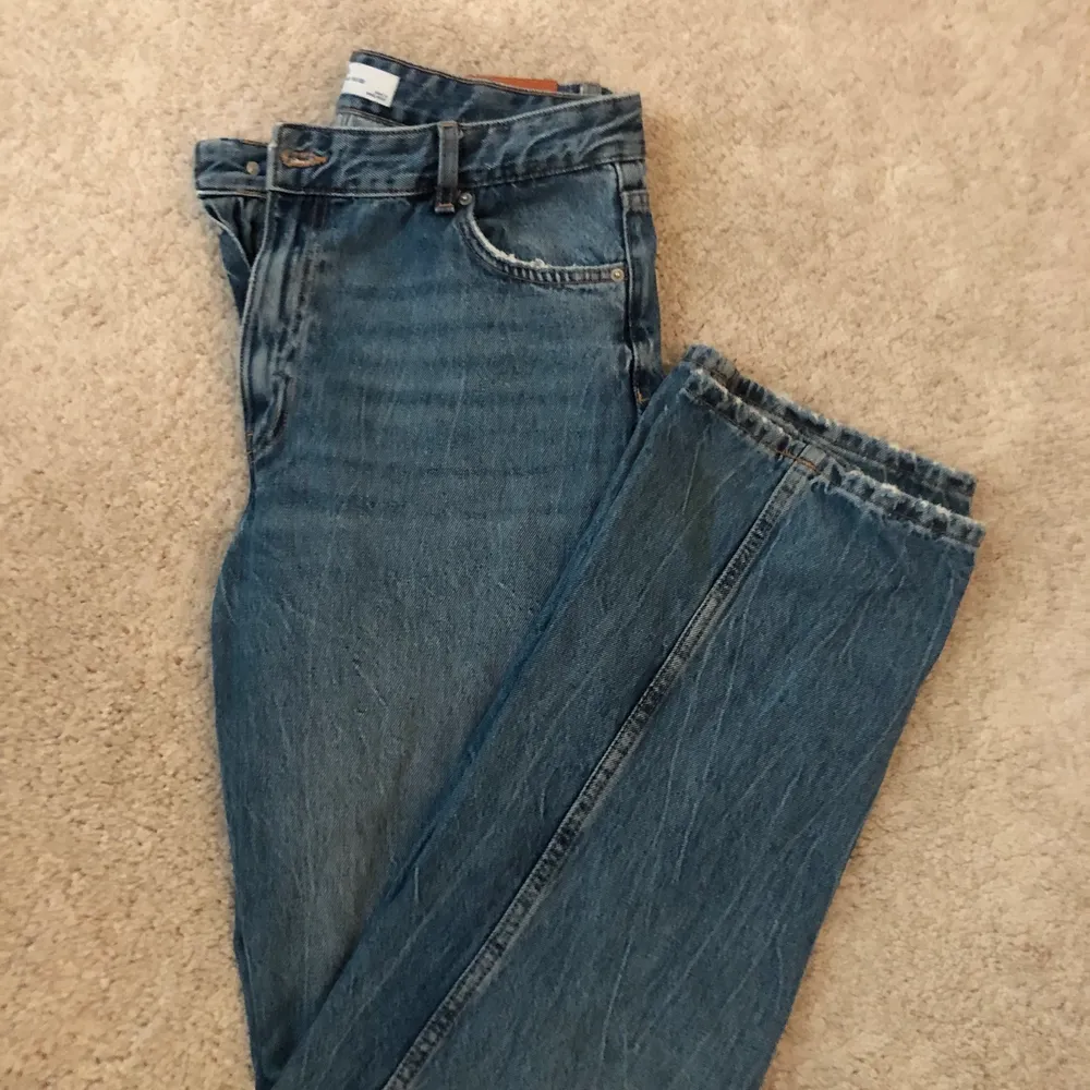 Säljer dessa fina jeans då dem inte är helt rätt passform för mig, köpte de en storlek större för att de skulle vara lite oversised så de skulle nog kunna passa en mindre storlek som vill ha de lite större! Väldigt fint skick.. Jeans & Byxor.
