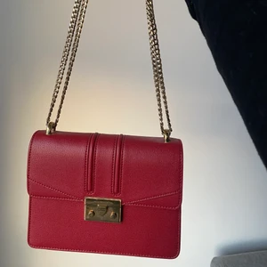 Charles & Keith väska  - Fin röd väska från Charles & Keith. Använd 2 ggr. Mycket par skick. Pris kan diskuteras. Kan mötas upp eller skicka.