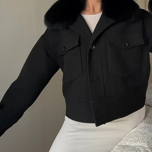 Meotine Charlie Jacket - Den populära ”Meotine Charlie Jacket” i svart. Köpt för cirka 3 veckor sedan och endast använd ett fåtal gånger. Helt felfri och helt slutsåld på hemsidan 🖤🖤🖤