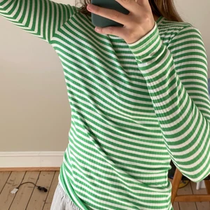 Randig tröja - Så fin och väldigt skön grön randig tröja som tyvärr aldrig kommer till användning. Köpt i Köpenhamn i butiken Pieces i somras 💖💖