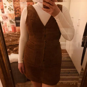 Manchester klänning  - En rostbrun klänning i manchester som är hur snygg som helst! Tycker den tyvärr sitter lite tajt på mig. Skitsnygg med en vit polo under! 🌻
