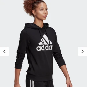 Adidas hoodie  - Snygg och skön hoodie från adidas. Storlek 170 men passar mig som är en S-M vanligtvis. Sällan använd och i mycket bra skick. Original priset är 599. Köparen står för frakt💕