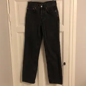 Säljer dessa snygga svartgråa straight leg jeans från ASOS! 