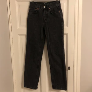 Svartgråa jeans - Säljer dessa snygga svartgråa straight leg jeans från ASOS! 