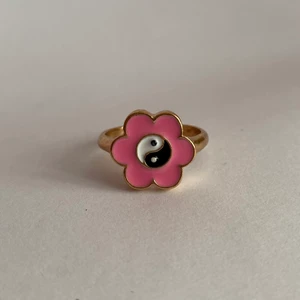 Ring - Silverring med gulddetaljer, I form av en blomma med Yin-yang.