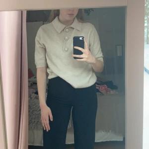 Tröja med krage  - Tröja med krage och strass-stenar (liknar diamanter), köpt från H&M i strl XS.   Vid frågor är det bara att skriva!🥰  Nytvättad!