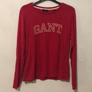 Säljer en rosa Gant långärmad tröja, använd endast 2 gånger. Kan skicka fler bilder vid behov. 