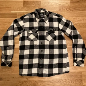 Dickies skjorta  - Säljer min svartvita dickies skjorta då den inte kommer till användning. Flitigt använd men i jättebra skick. Köpt för 700kr. 