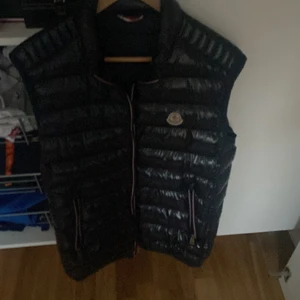Moncler väst  - Moncler väst aldrig använd äkta