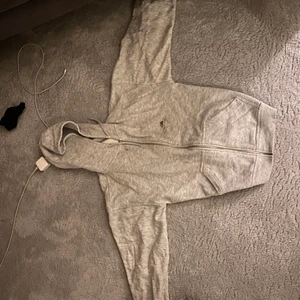 Grå zip up - Grå zip up aldirg använd 