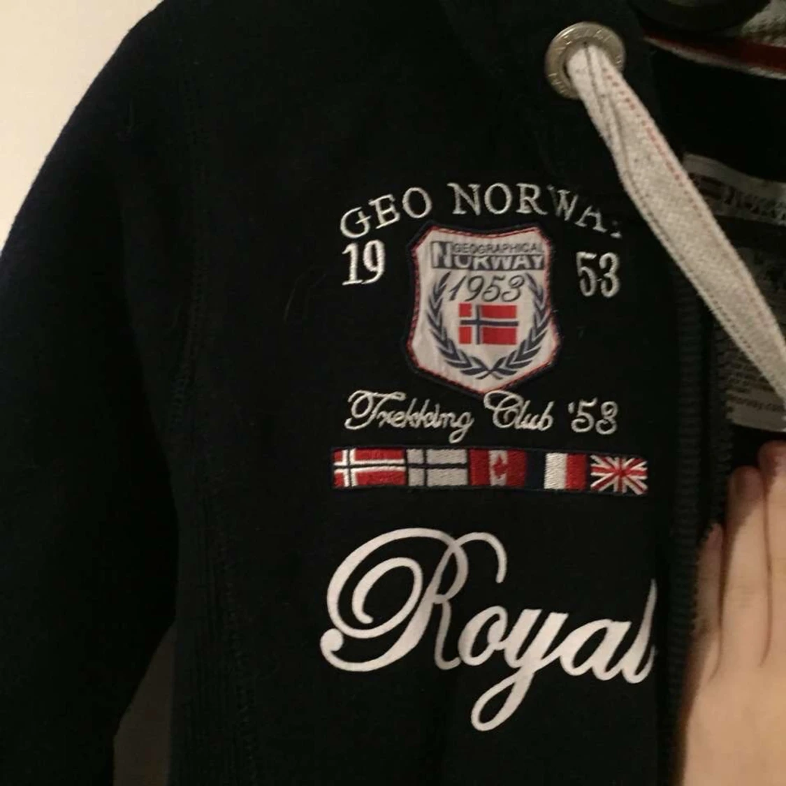 Mörk blå zipup med märken - 90