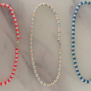 Detta halsbandet kommer i 3 olika färger, som går att matcha med olika plagg!