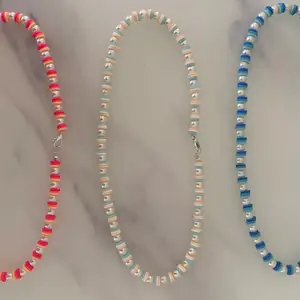 Detta halsbandet kommer i 3 olika färger, som går att matcha med olika plagg!