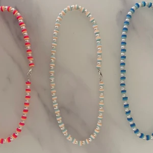 Snygga trendiga handgjorda halsband!  - Detta halsbandet kommer i 3 olika färger, som går att matcha med olika plagg!