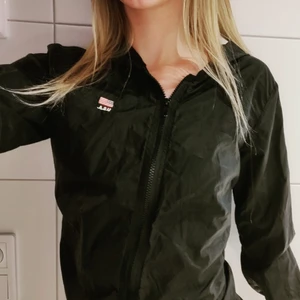 Brandy Melville USA hoodie/jacka - Oanvänd tunn jacka/hoodie från Brandy Melville! American-vintage style. 