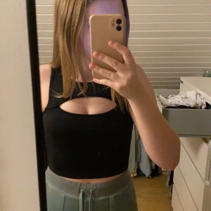 Svart linne  - Svart linne från Gina. Pånminner lite om det populära linnet från zara. Aldrig använt. Köparen står för frakten som är 66kr❤️