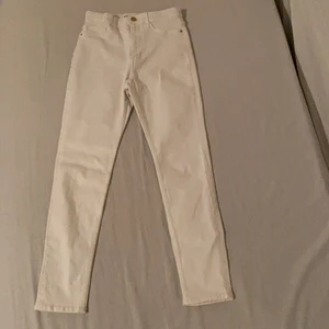 Vita jeans  - Fick dem som present 🎁 men dem var små så det är därför jag ska sälja dem. 
