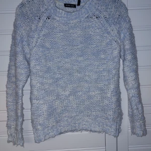 Stickad tröja  - Blåvit stickad tröja från Brave Soul.